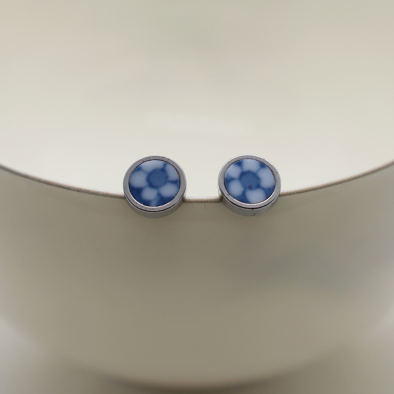 Stud earrings3
