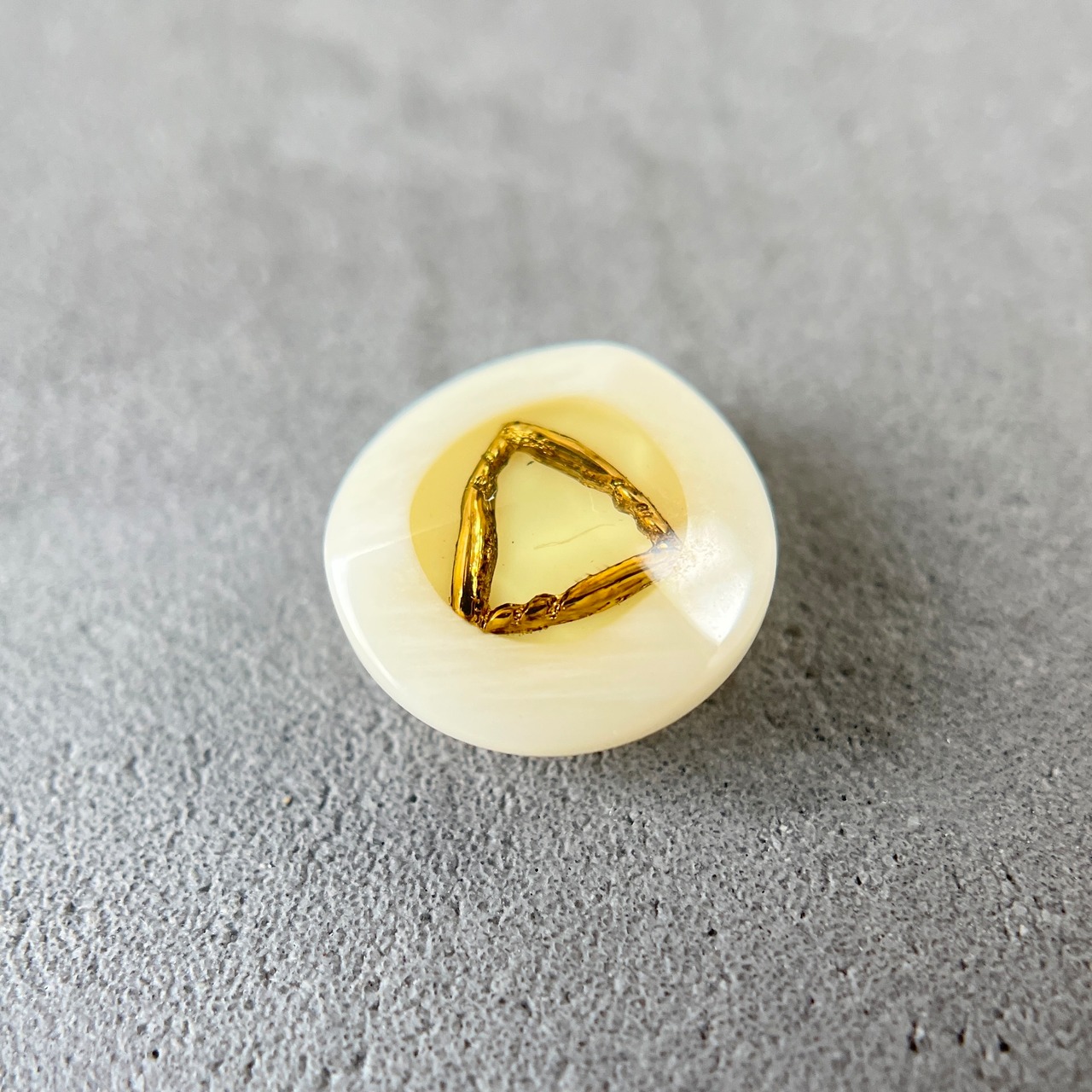 【2個セット】ホワイト×ゴールドトライアングル 15mm・画像2