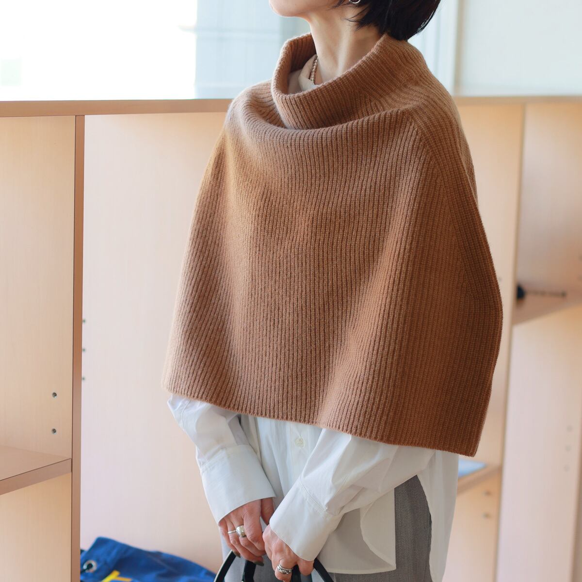 ADAWAS (アダワス) ウルトラファインウールリブ モック&ドレープケープ