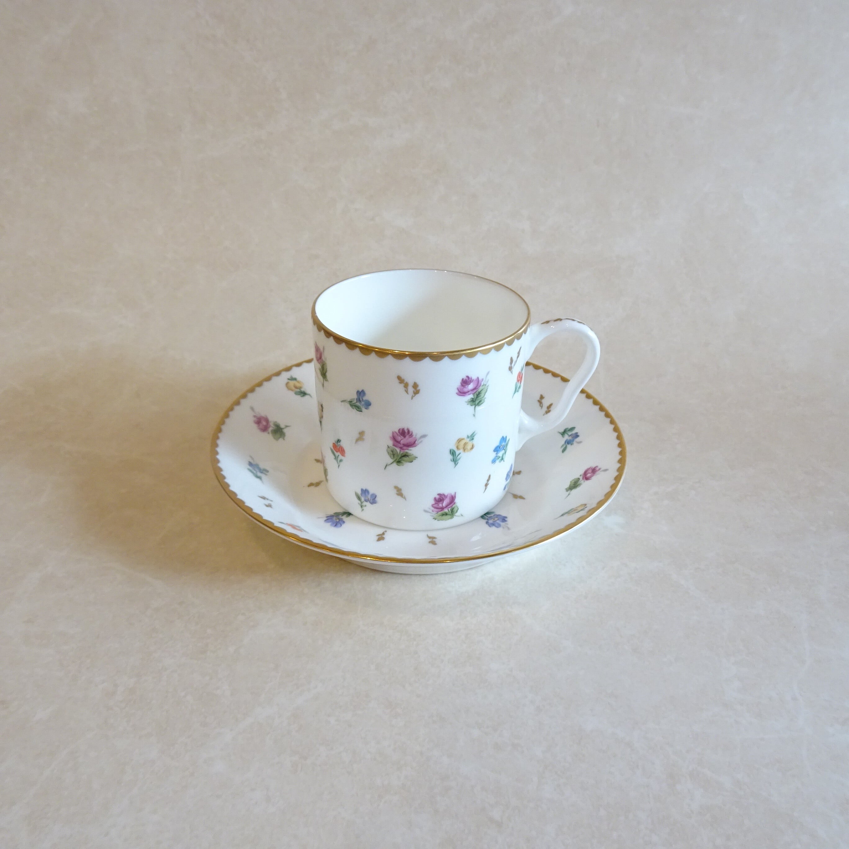 Sango アンティークデザインの花柄カップ&ソーサー