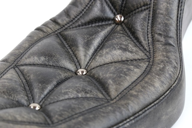 -03スポーツスター専用King&Queenシート［ボタンダウン］クラックレザー (ssD01cc)