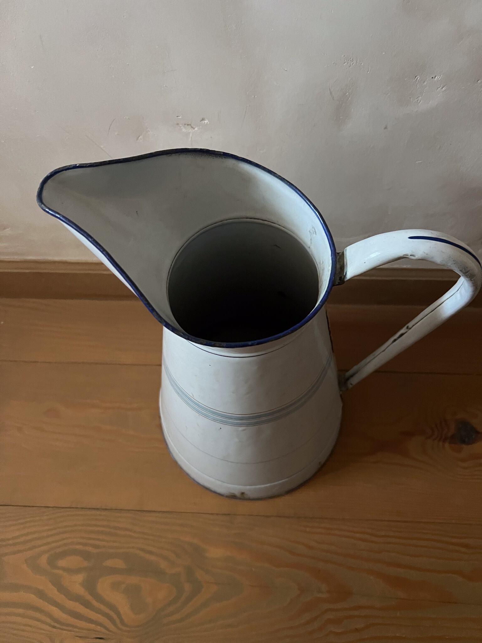 白地にブルーのラインが爽やかな大きめのホーロー製ジャグ フランスアンティーク ヴィンテージ