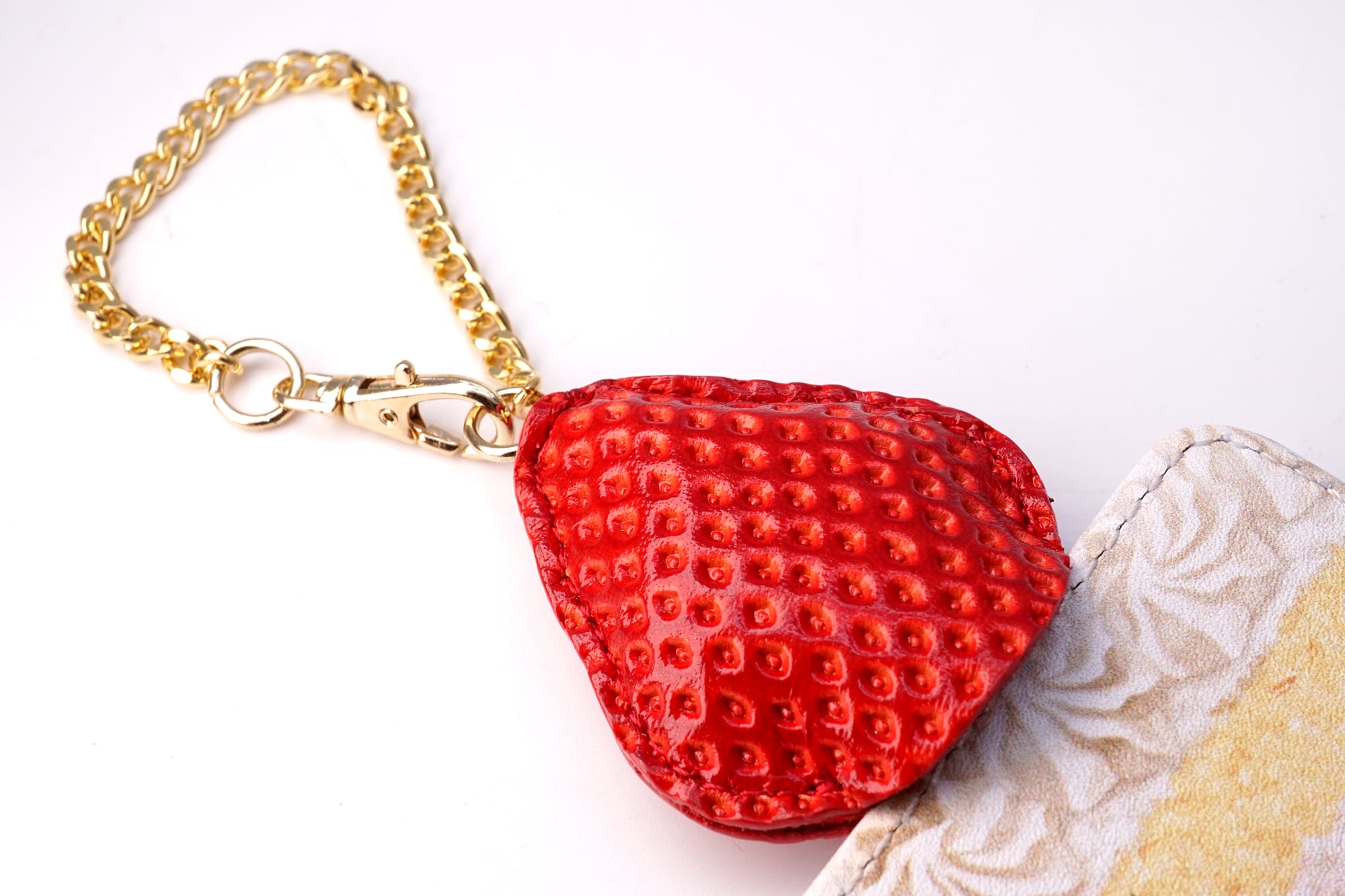 飛び出す苺のショートケーキなパスケース（リール付き定期入れ）／牛革