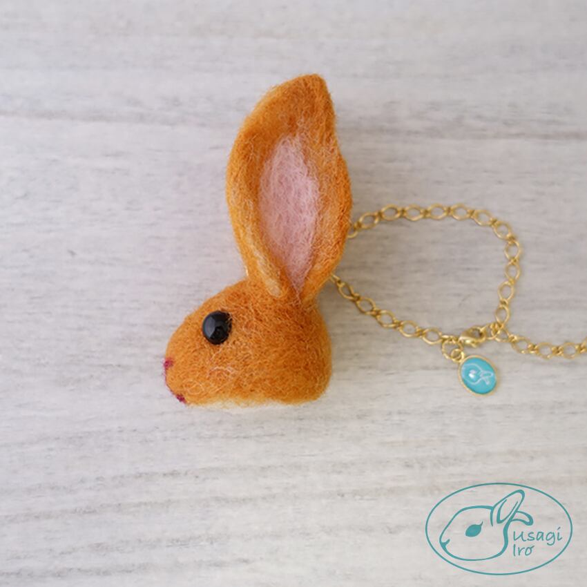 羊毛フェルト うさぎ キーホルダー（丸目/オレンジ）〈knm-o001