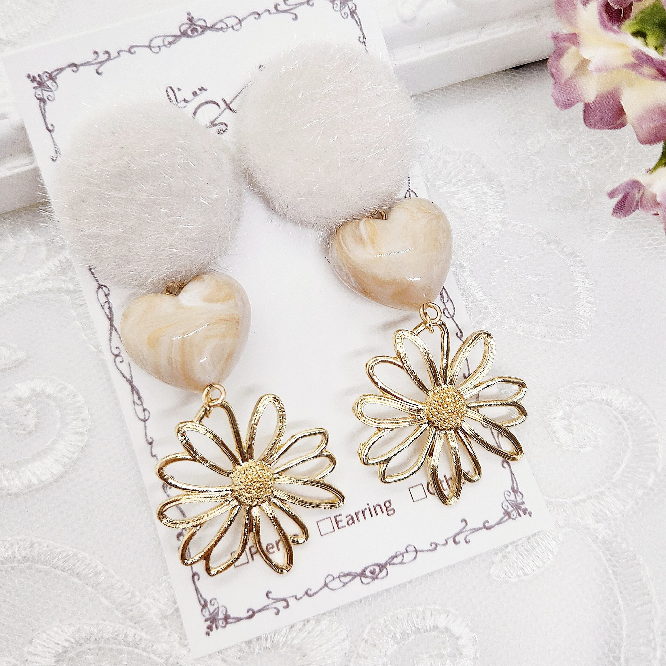 ビッグファーカボションとハート&マーガレットの耳飾り【ホワイト】୨୧ピアス/イヤリング