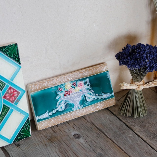 レトロ マジョリカタイル グリーン・フラワー ◆ タイル ◆ おしゃれ アンティーク調 ナチュラル インテリア 店舗 ディスプレイ アクセサリートレー 小物入れ