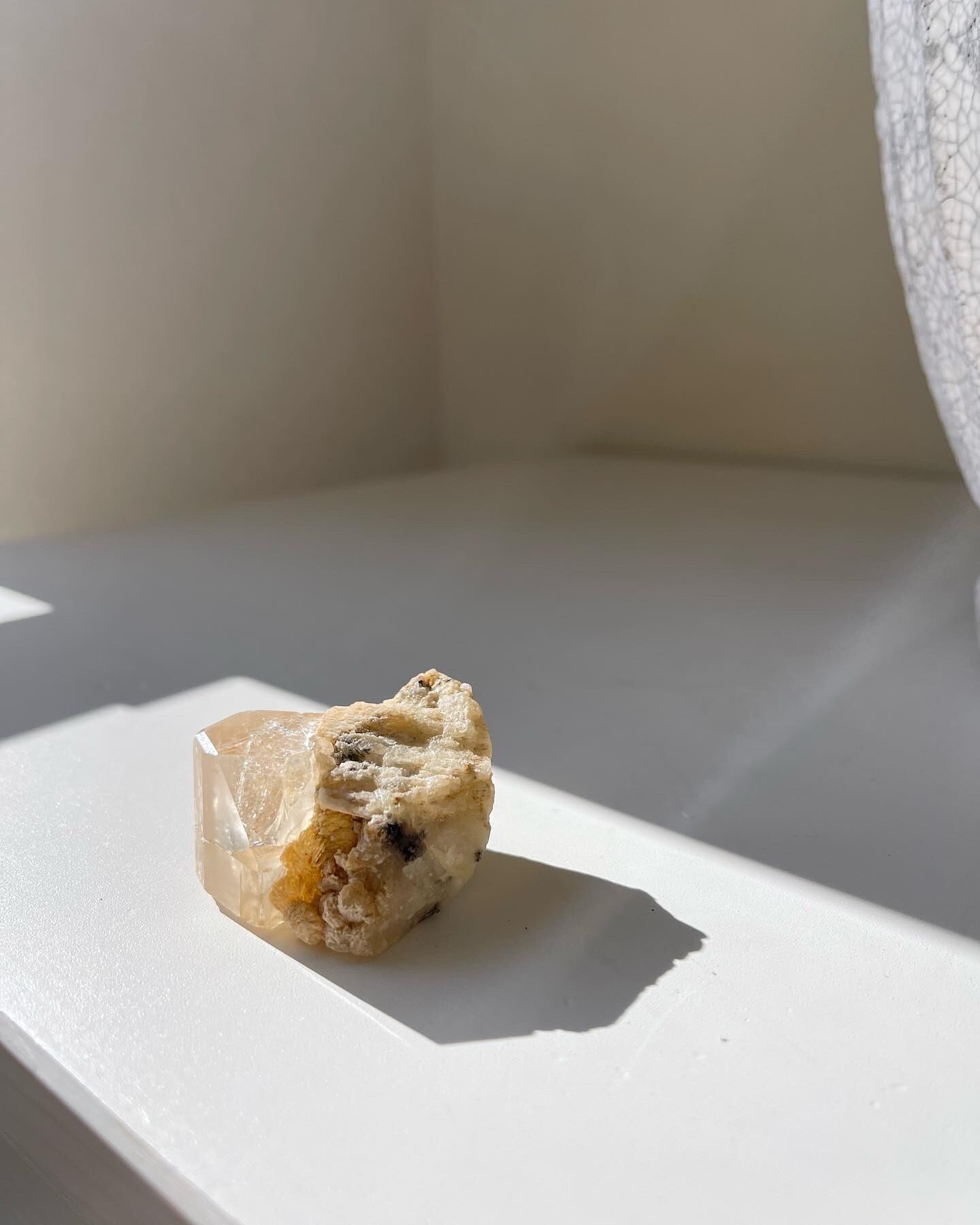 シャンパンゴールドトパーズ　長石共生　/ golden topaz