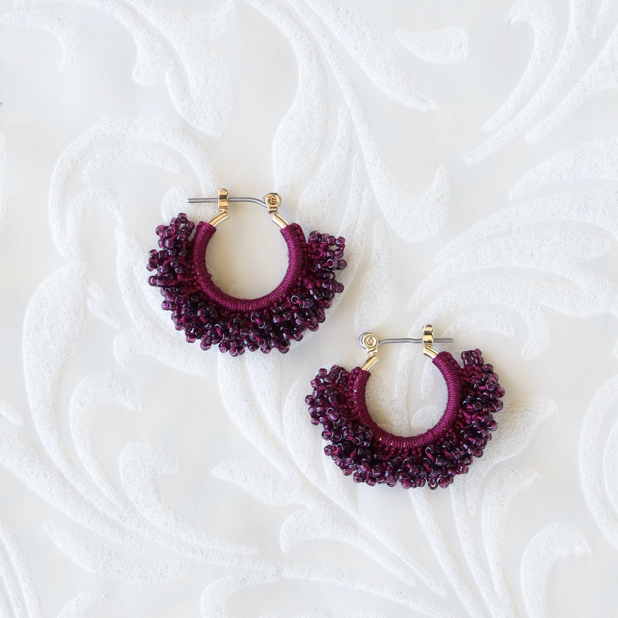 タティングレースとビーズのピアス Hoop＜フープ＞ Burgundy ※イヤリングに変更可