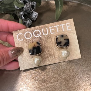 ピアス　シカクベージュのベッコウとコットンパール