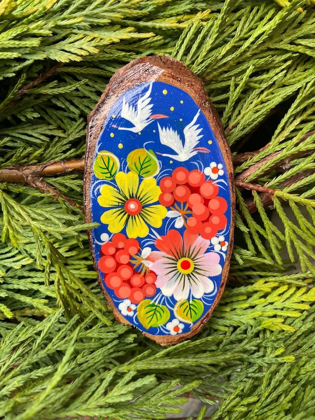 ウクライナ伝統絵画 ペトリキウカ塗り 木製ブローチ（ホメンコ作）