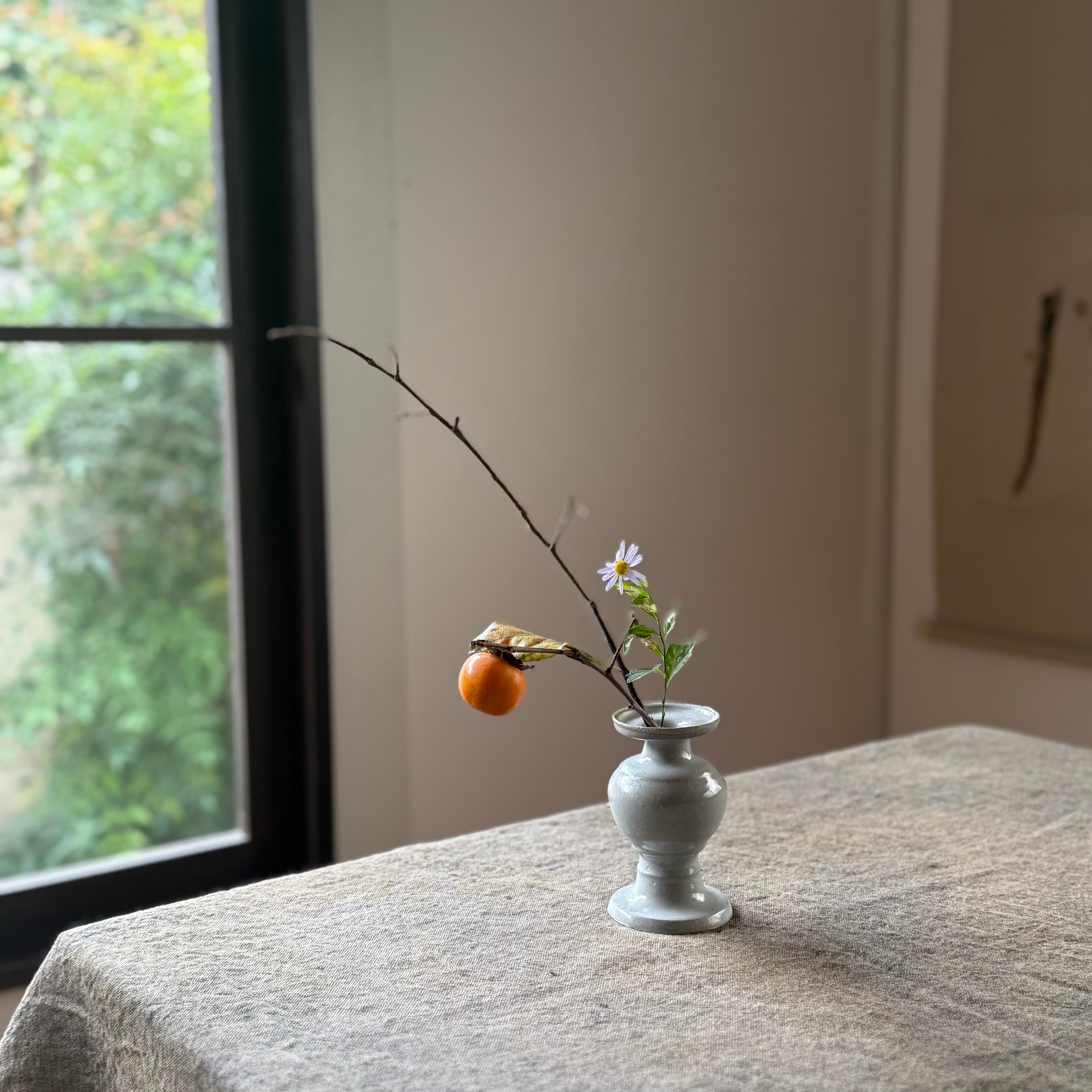 日高伸治  青白磁 華瓶