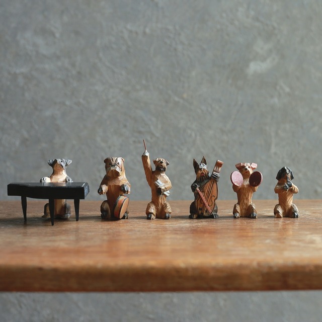 真剣な眼差しで演奏する、小さな犬の音楽隊