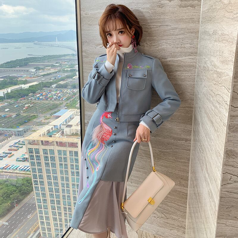 スタンドカラーカラーウェストショートトップス Aラインスカート セット レッド 刺繍 オータム 秋物 ウィンター 冬物 MIUCO70027885119