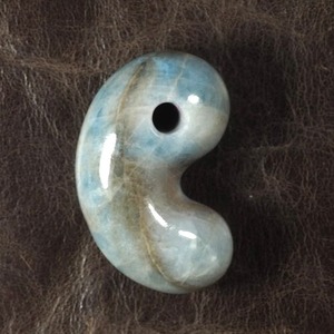 糸魚川翡翠 コン沢 青翡翠 ゆるまがたま 勾玉   19.6g Itoigawa blue Jadeite Magatama