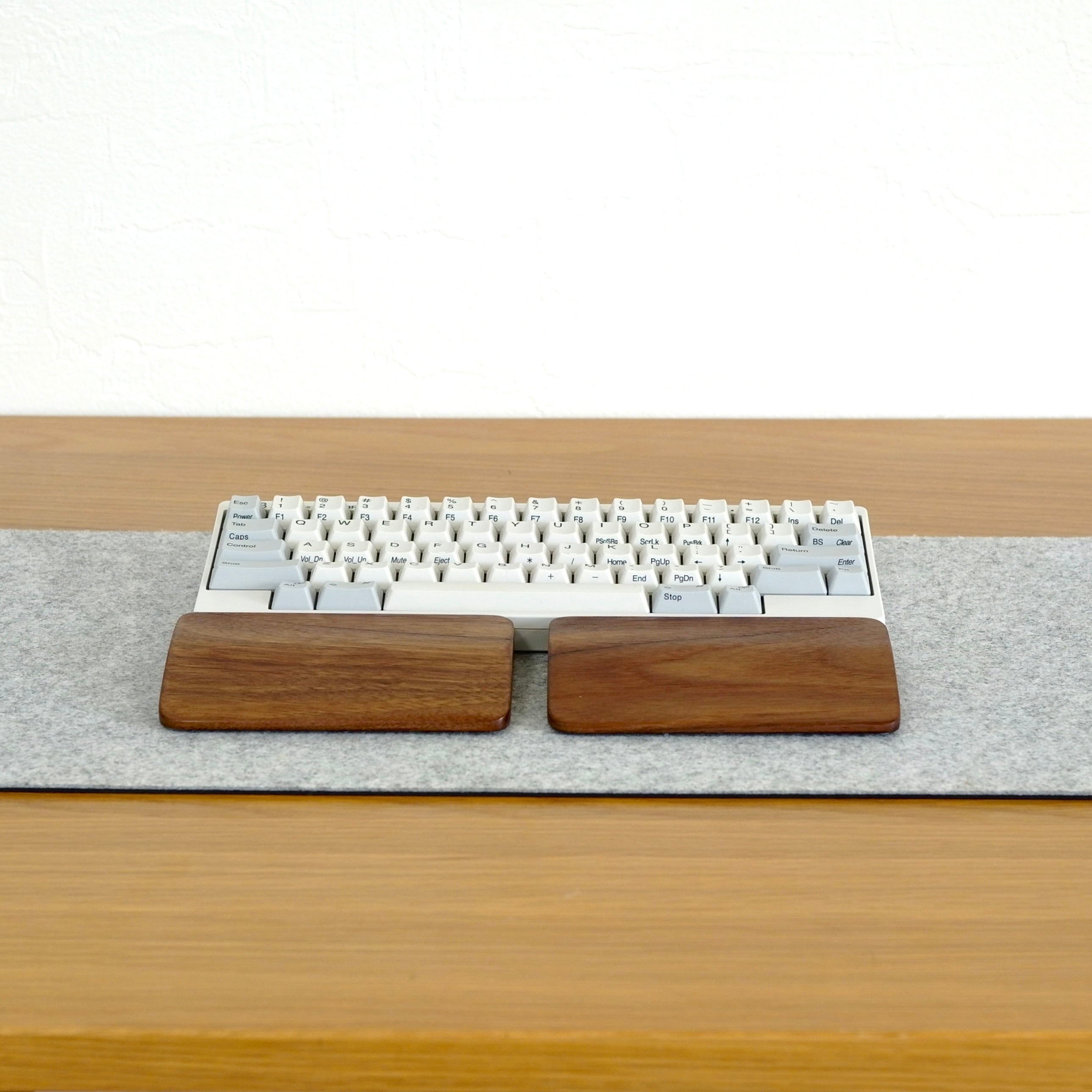 無垢材ウォルナットHHKB用 手作りパームレスト兼キーボードルーフ オスモW ｳｫﾙﾅｯﾄ無垢材】分割タイプリストレスト オスモオイル仕上げ | BE CRAFT