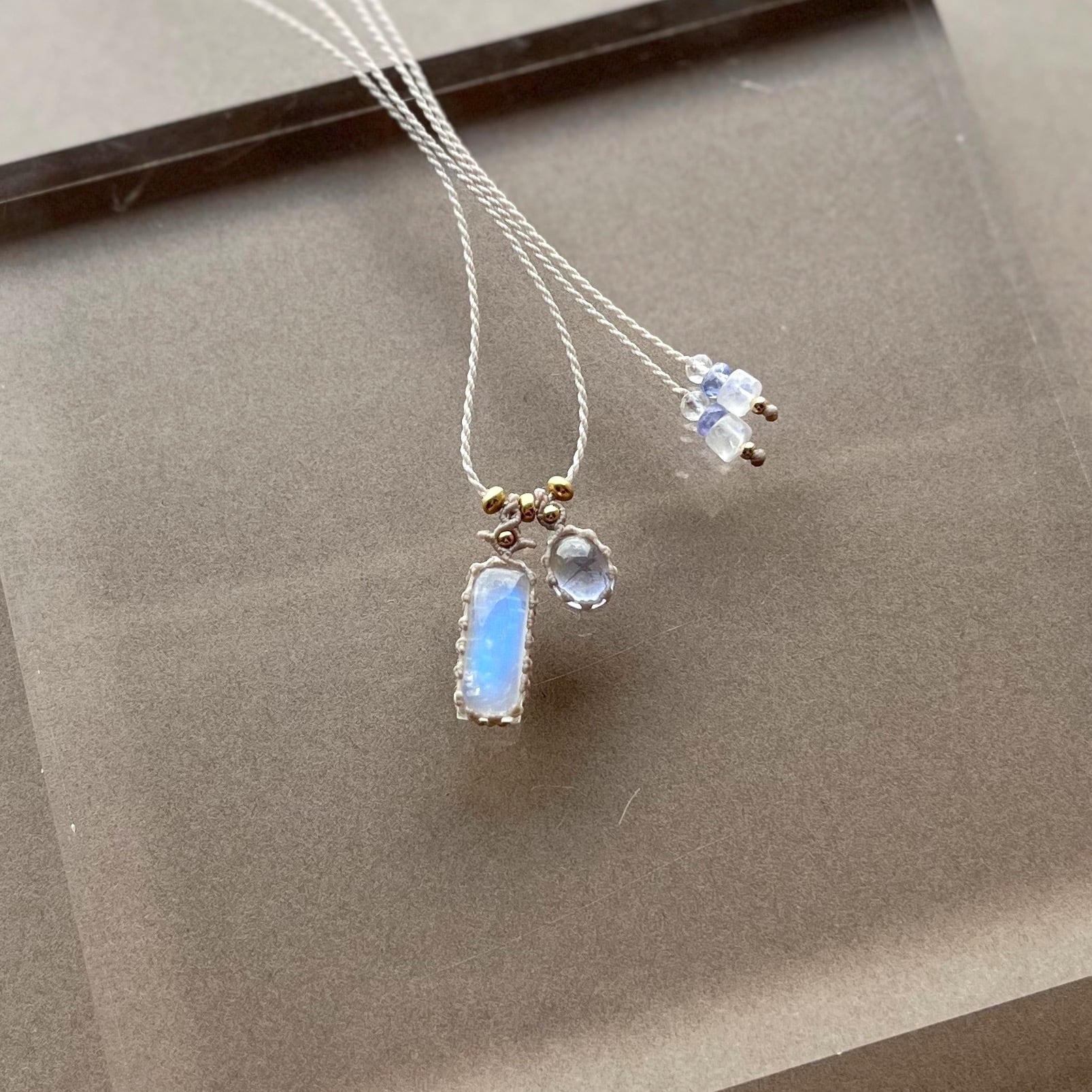 ムーンストーンとタンザナイトのマクラメ編み 天然石ネックレス