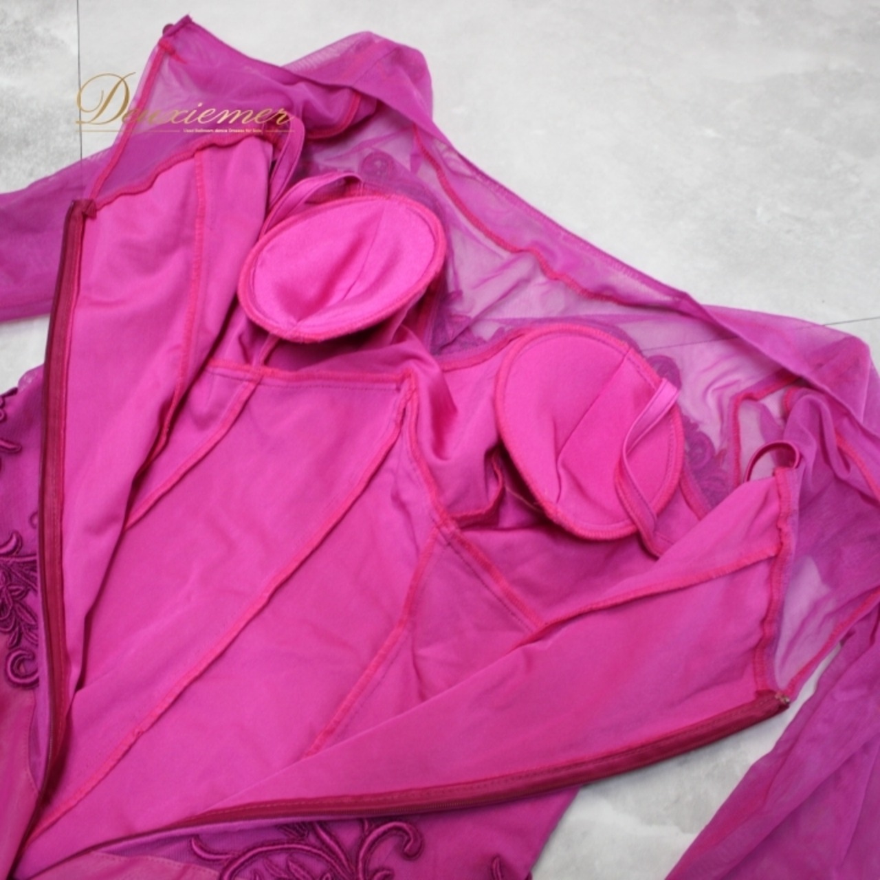 社交ダンス 衣装 スタンダード ドレス ワンピース パーティドレス 紫 白 ホワイト系 アカツキ商事 パープル系 チョーカー デモ レース ラインストーン 長袖 優雅な広がり 三層スカート 伸縮性 胸パッド付き おそろい ミディアム丈 イベント用 フェスティバル 着やすい デザイン性 高級感 女性用 洗練された きれい 目立つ シンプル おしゃれ 上品 コスチューム