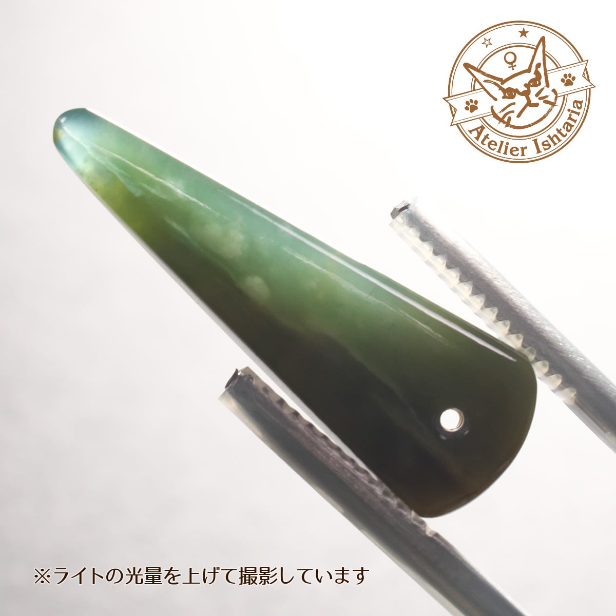 グアテマラ翡翠 25【グアテマラ(マヤ山地)産】／三角(穴あき) | 天然石