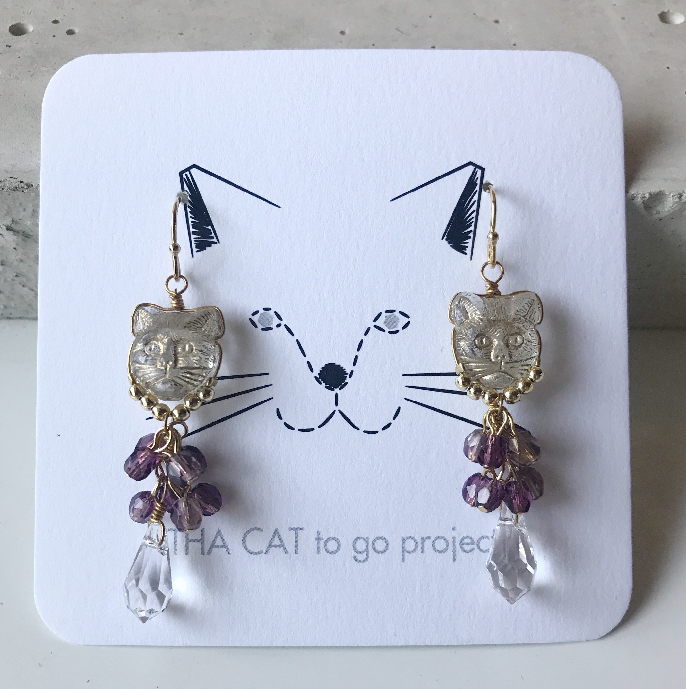 ネックレスをつけた猫ピアス/イヤリング | THA CAT to go project