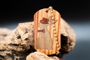 【 木材の女王】チューリップウッド ドッグタグ 象嵌 三月ウサギ