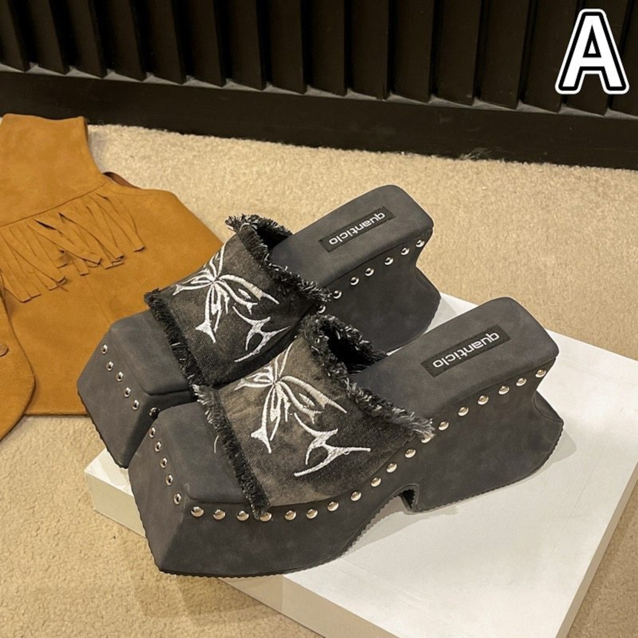 厚底 サンダル バタフライ トライバル柄 リベット スタッズ 韓国 