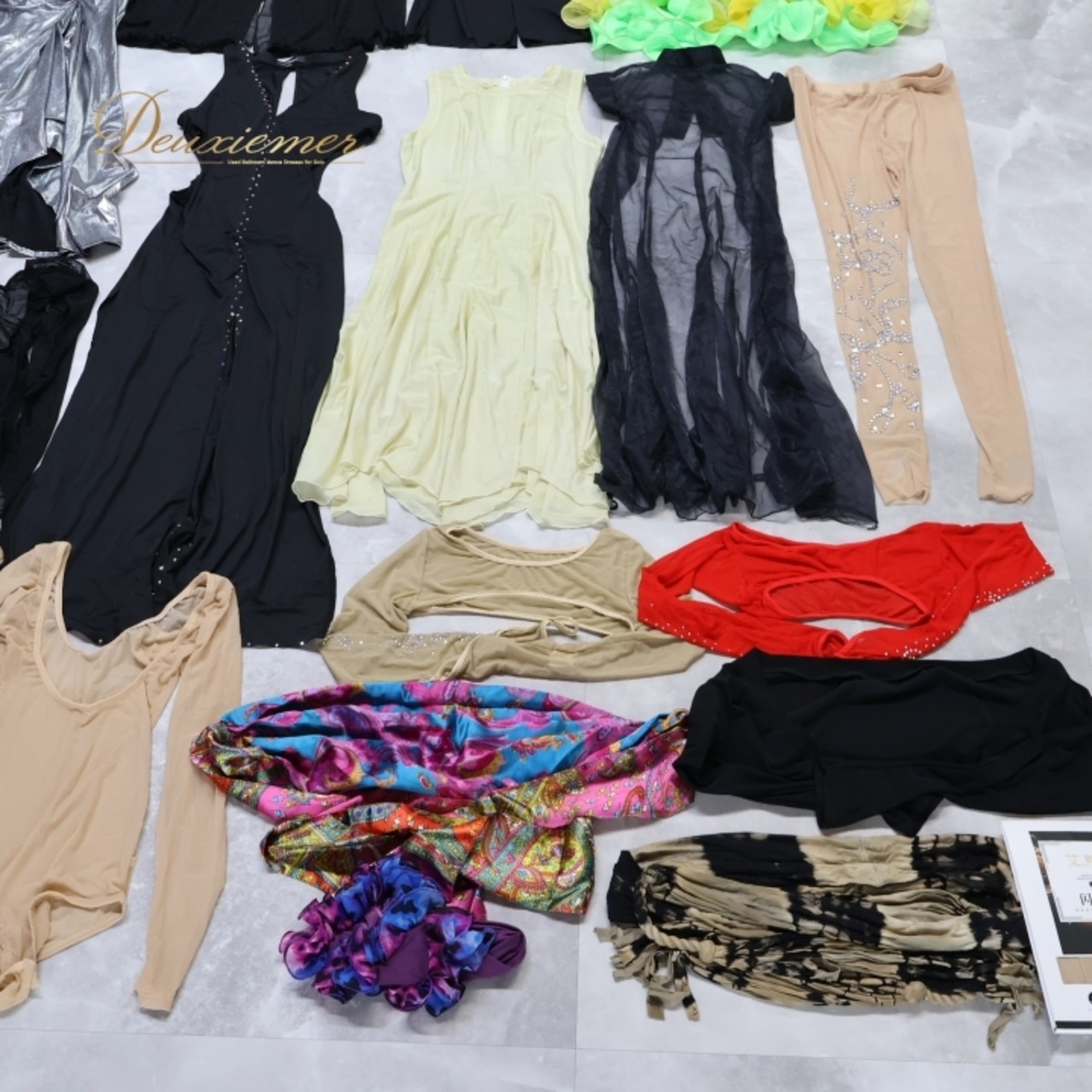 ベリーダンス 衣装 まとめ売り 30点以上 セット トップス スカート ズボン パンツ レオタード インナー ワンピース ドレス 白 黒 緑 赤 上下セット レッスン 練習 ストレッチ ヒップスカーフ ブラック系 ホワイト系 グリーン系 レッド系 ピンク系