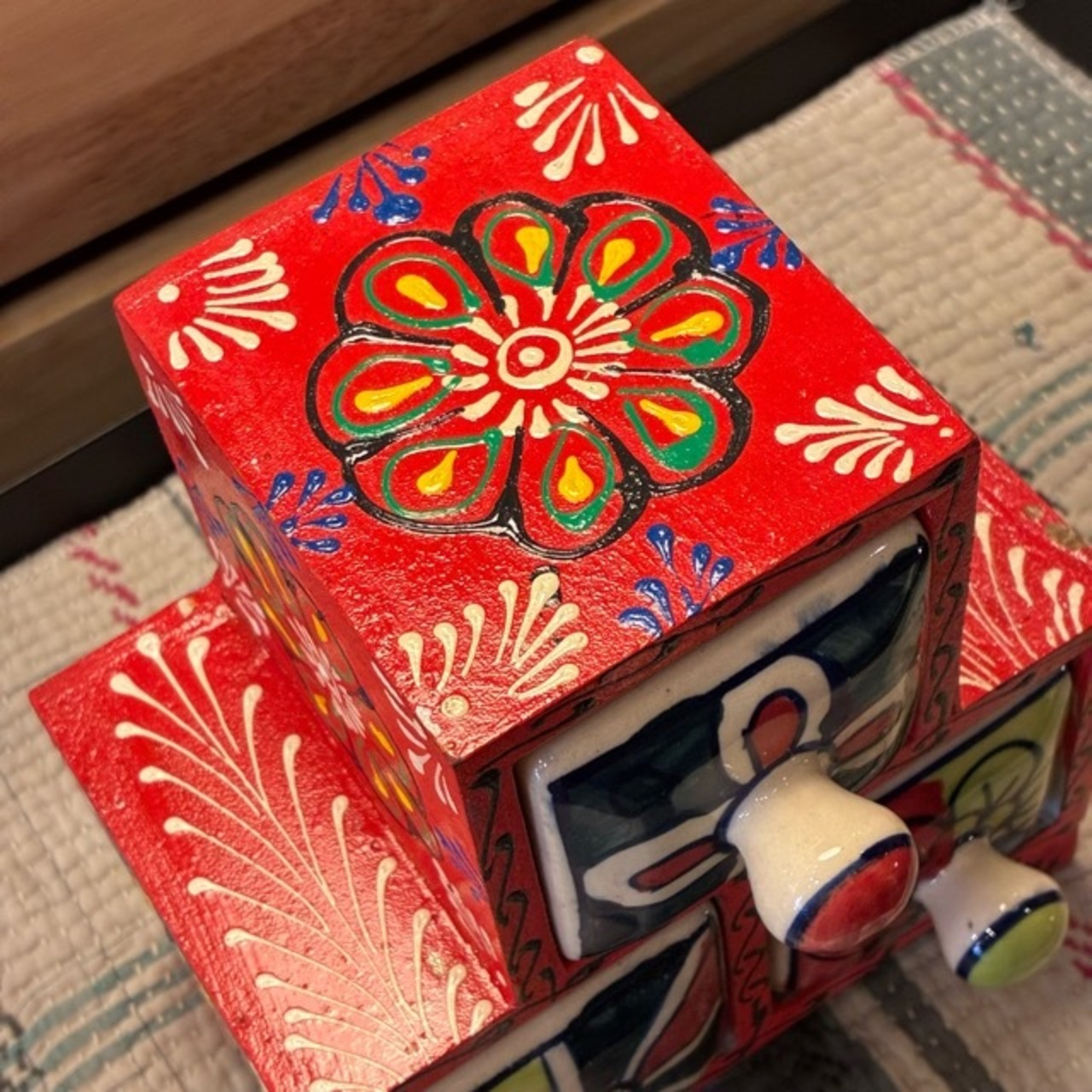 India Blue Pottery Mini 3-Drawer Unit　インド　ブルーポタリ3ドロワーチェスト　凸型　レッド　引き出し　置物　玄関収納　メヘンディアート　鍵入れ　印鑑入れ　ハンドメイド