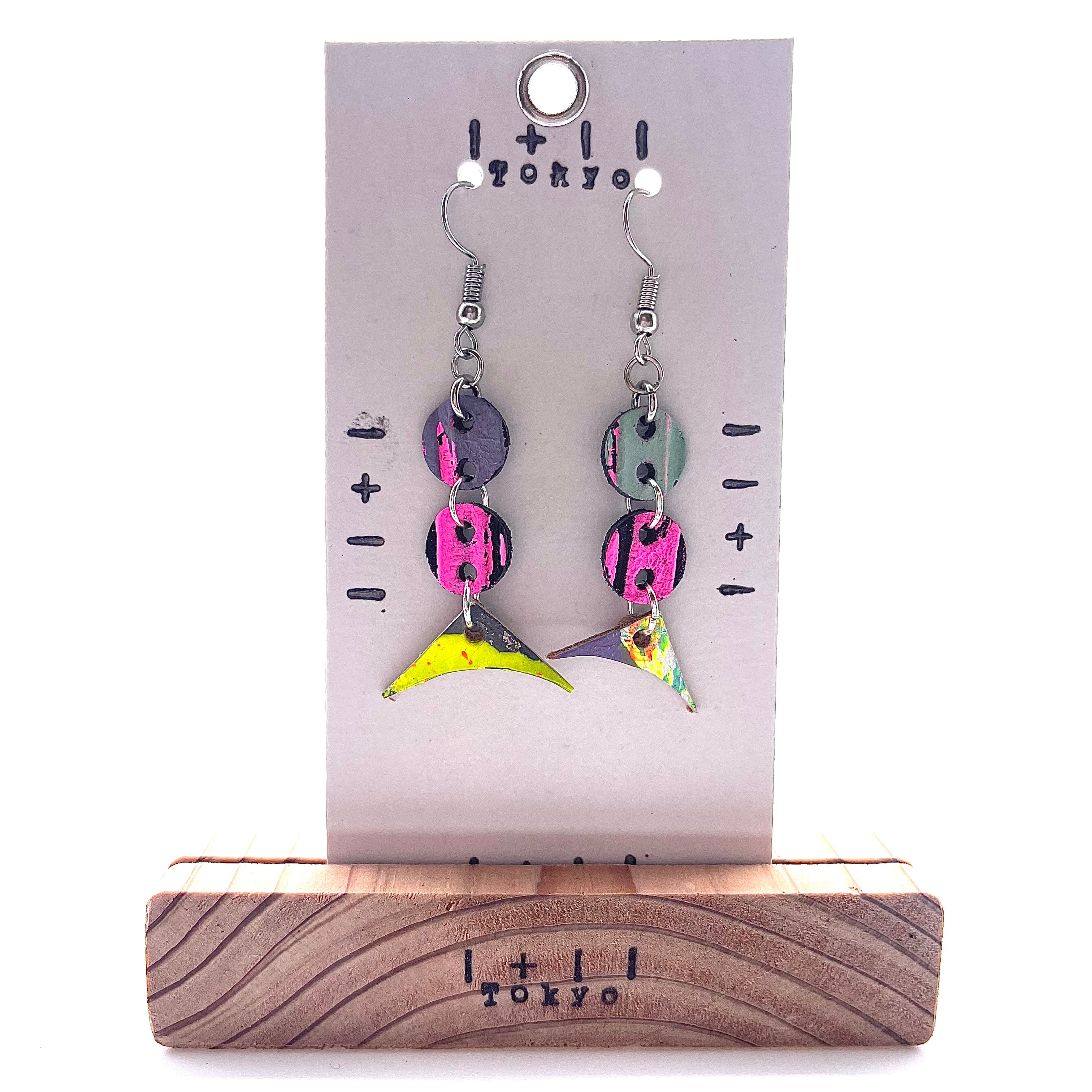 革ピアス　弓なり三角とボタン　本革