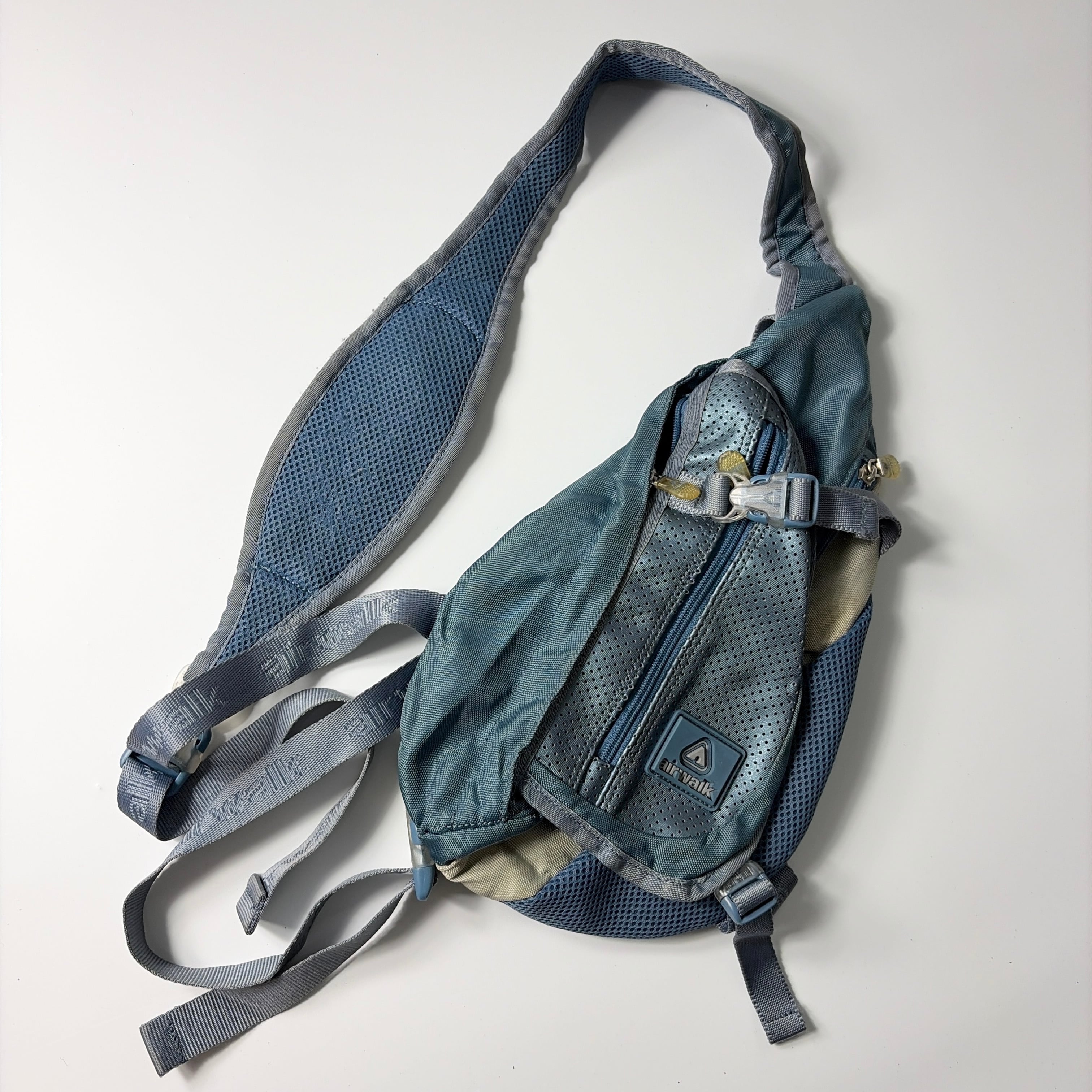 90s-00s Airwalk sling bag