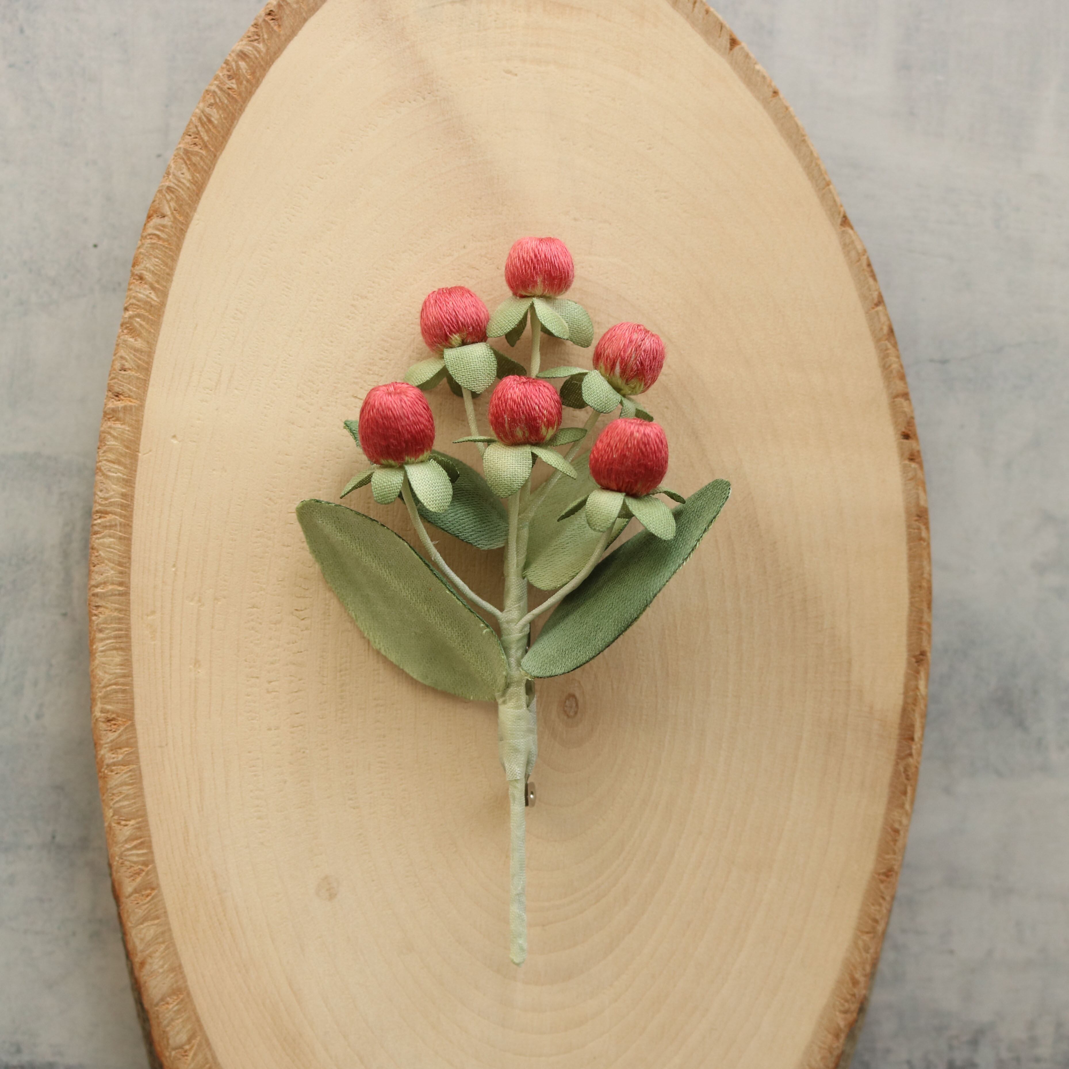 再販 刺繍糸の実 ヒペリカムの実布花ブローチ レッド Shikika 四季の布花アクセサリー