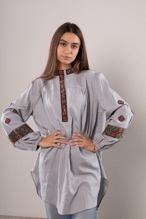 ウクライナ刺繍ヴィシヴァンカ 平行縫い　手刺繍　ブラウス　麻　レディース・フリーサイズ