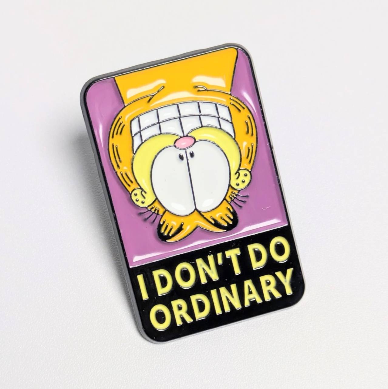 送料無料！ ★ピンズ PINS★ピンバッジ 【 Garfield (ガーフィールド) 】“  I DON'T DO ORDINARY  ” 〚アメリカン雑貨 アメトイ〛