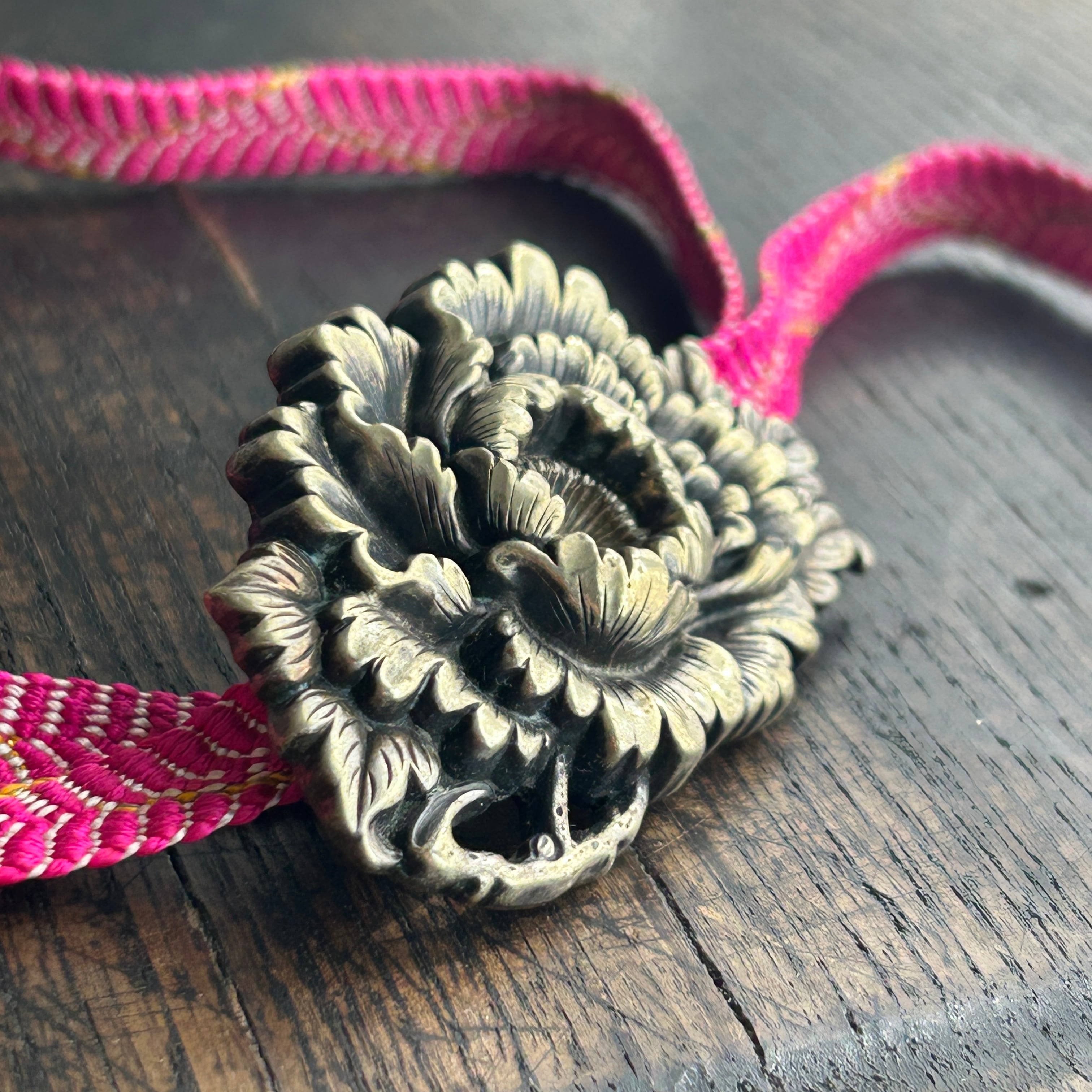 アンティーク　在銘　大きな牡丹の帯留め