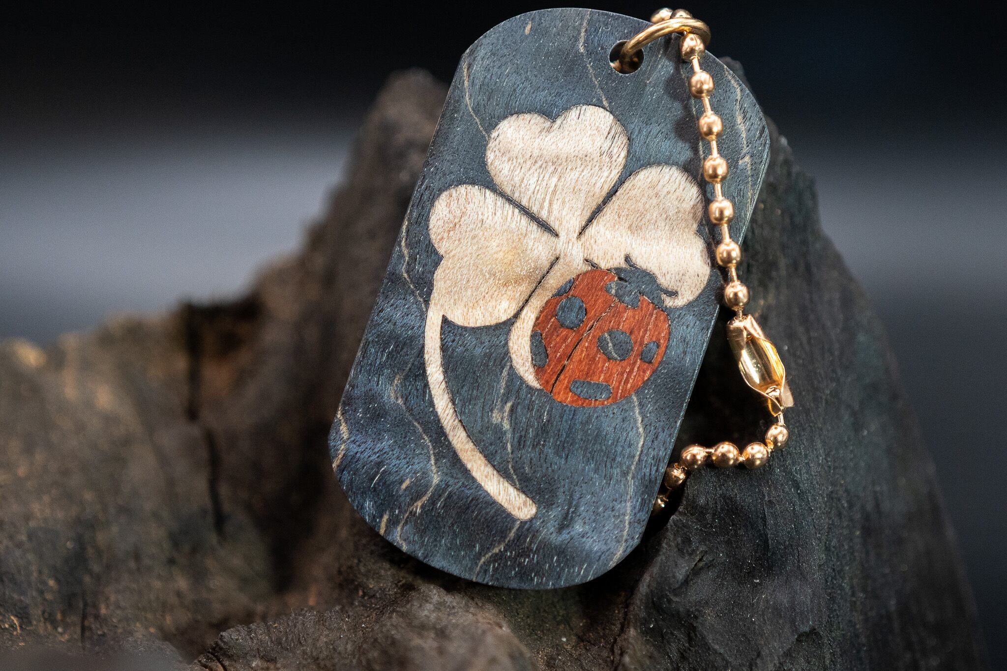 【宵凪の波】 スタビライズウッド 楓 ドッグタグ 象嵌 幸運を運ぶナナホシテントウ