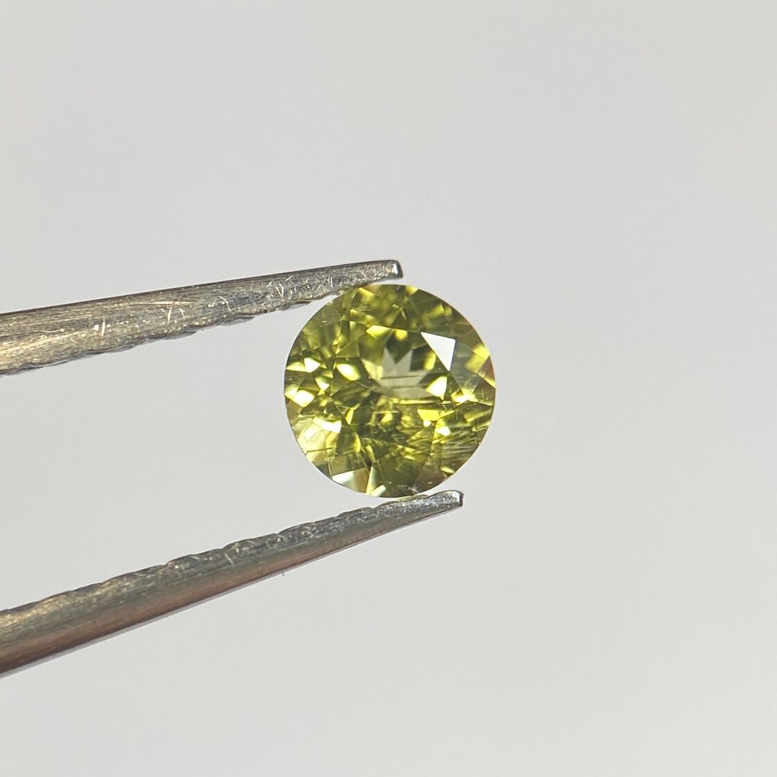 動画有】パラサイトペリドット ルース 0.181ct インドネシア ジェパラ 