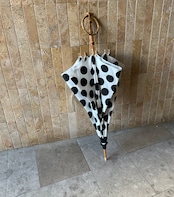 ドットロングアンブレラ — 雨の日も、装いの一部になる一本 —