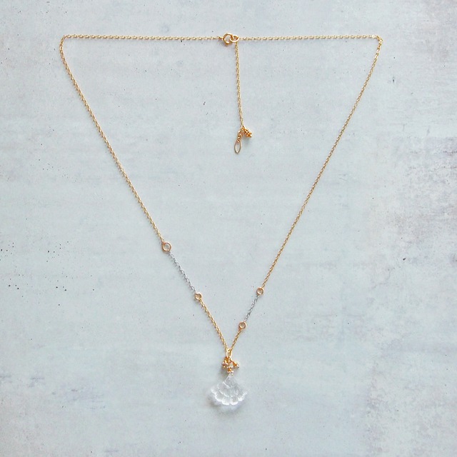 クリスタルクォーツ　ツリーカービング　チェーンネックレス