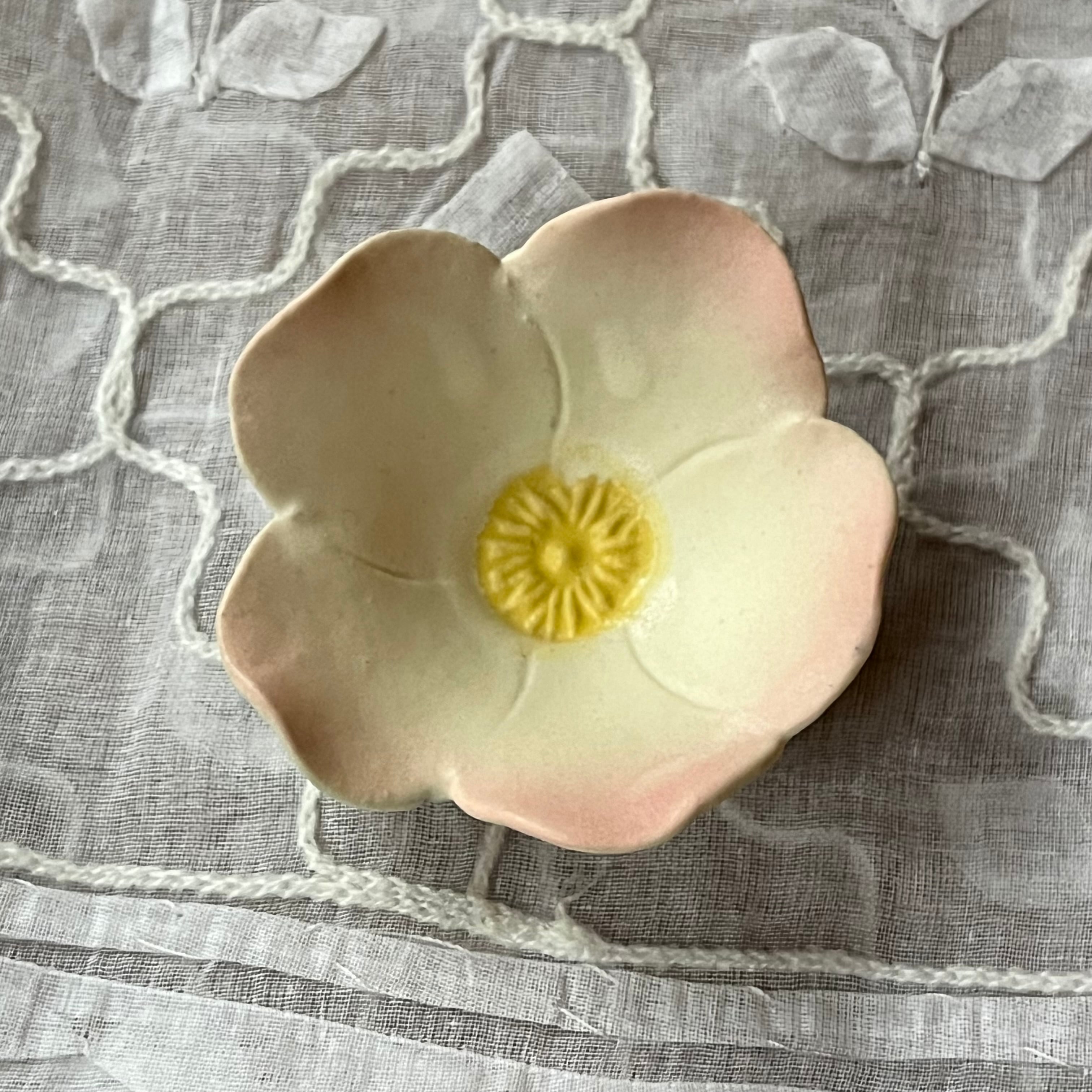 花豆皿(幅7cm)野の花 ホワイトピンク | TSUNE;田中恒子の器 オンライン