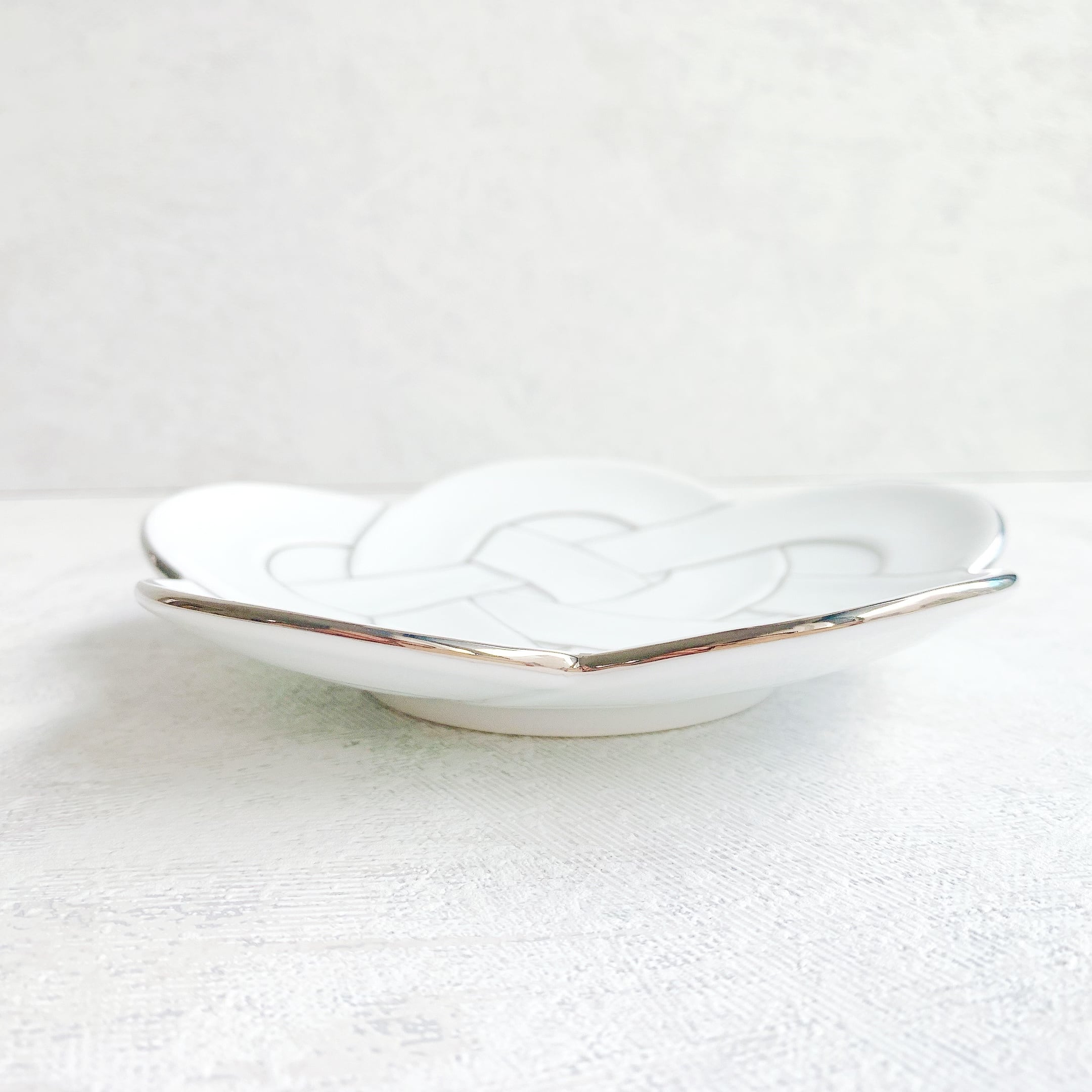 有田焼 プラチナ線梅結び 銘々皿 | Floraison Table フロレゾンテーブル