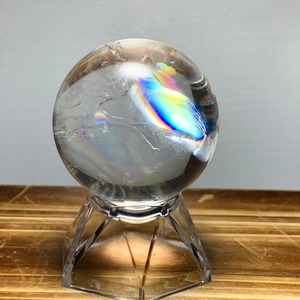 5.広範囲美レインボー☆透明アイリスクォーツスフィア・台座付き
