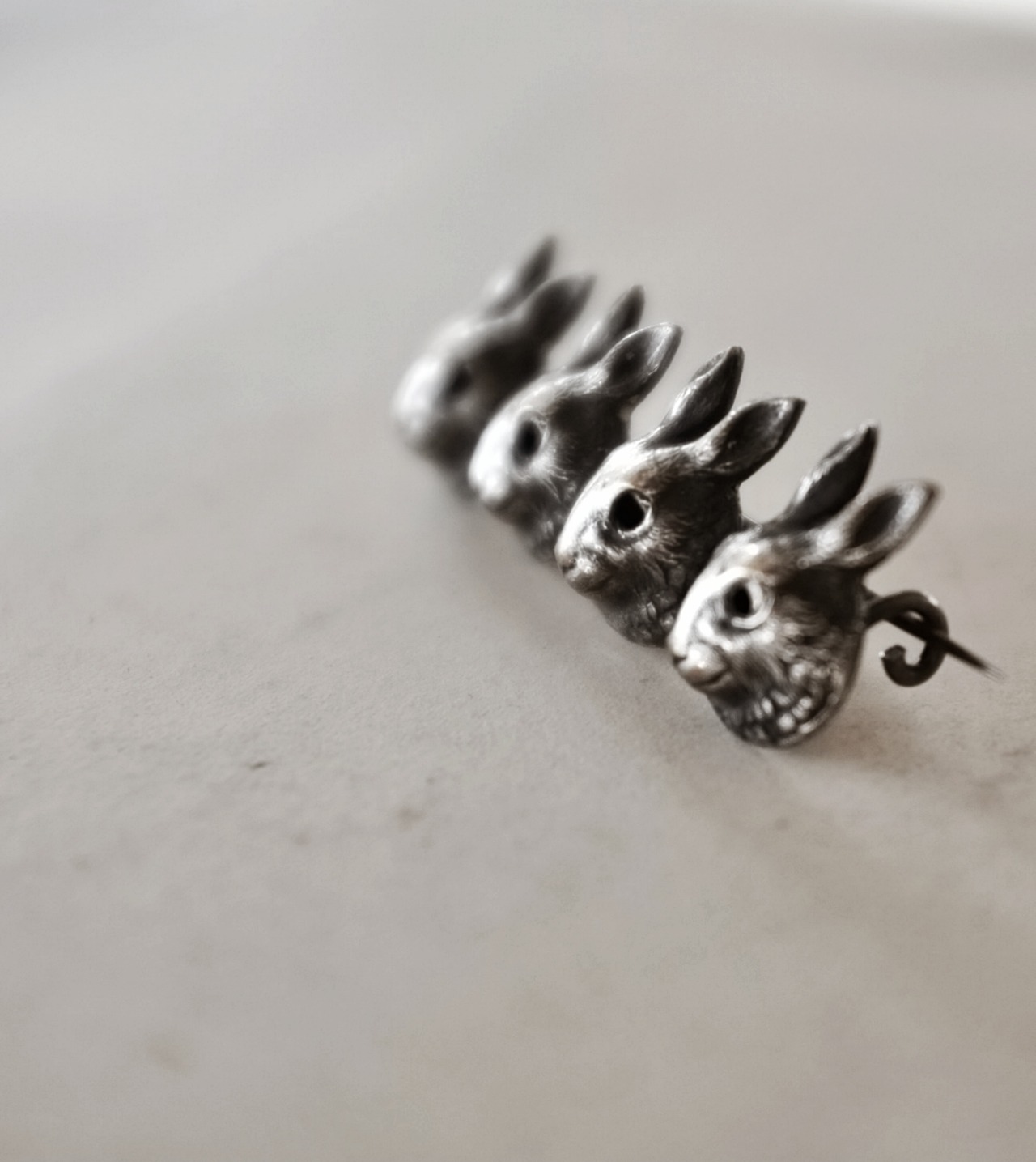 フランス ４人のうさぎとアンニュイなシルバーブローチ アンティーク