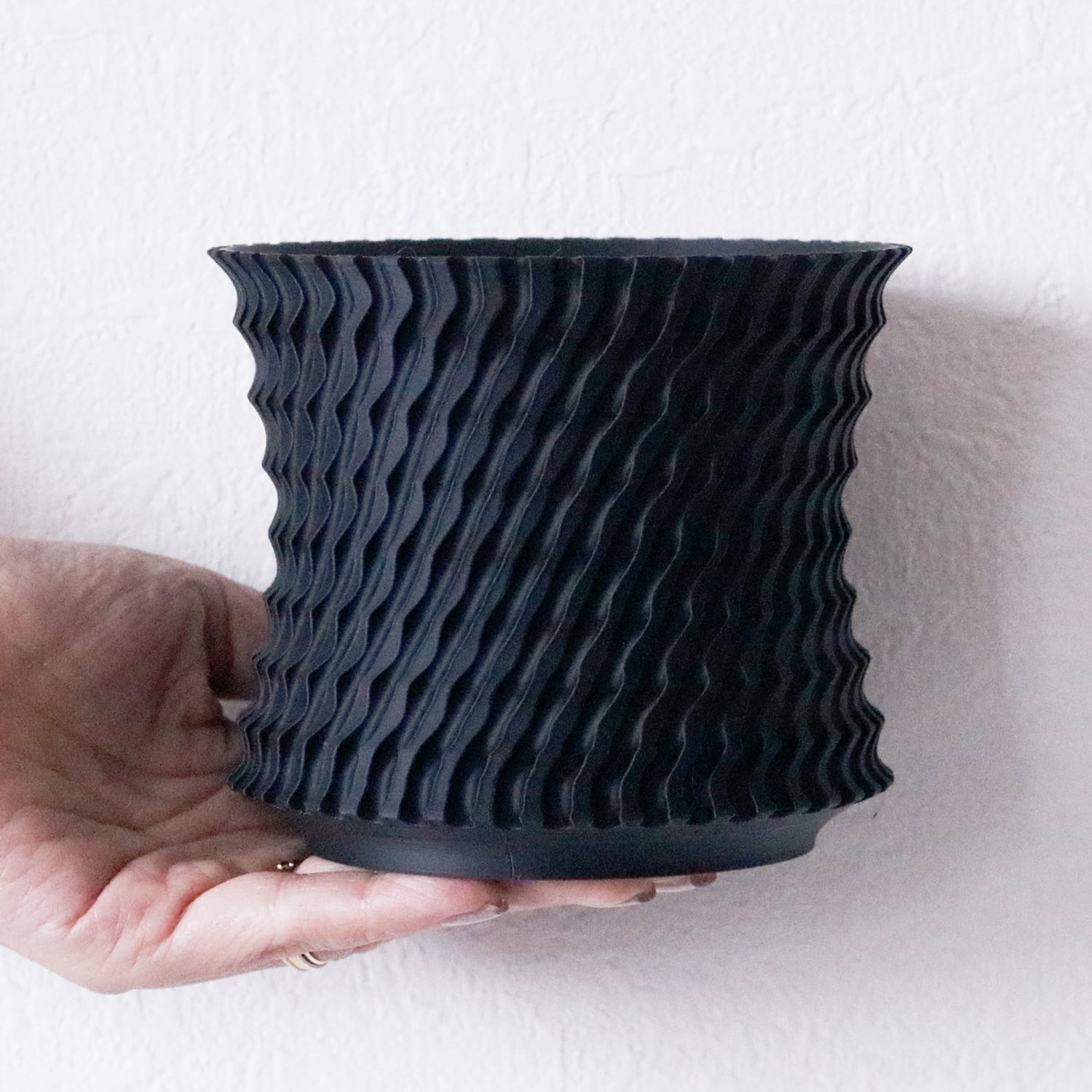 波打つ陰影が美しい3Dプリント植木鉢｜Adv-039-M (120×103)｜Shinogi