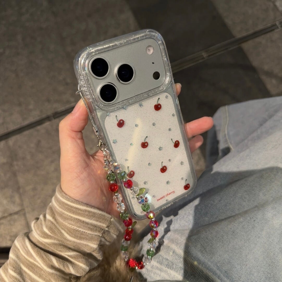 キラキラ輝くゴールドと、全面に散りばめられた星とチェリーのiPhone