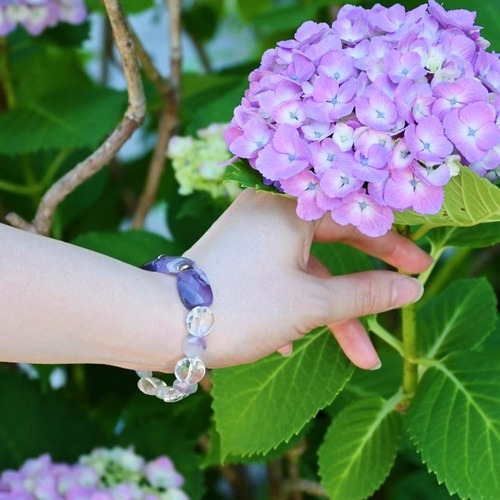 【雨の秘め事】パープルがきらめく紫陽花カラーパワーストーンブレスレット＜アメジスト×バイカラーカルセドニー×水晶×ヘマタイト＞