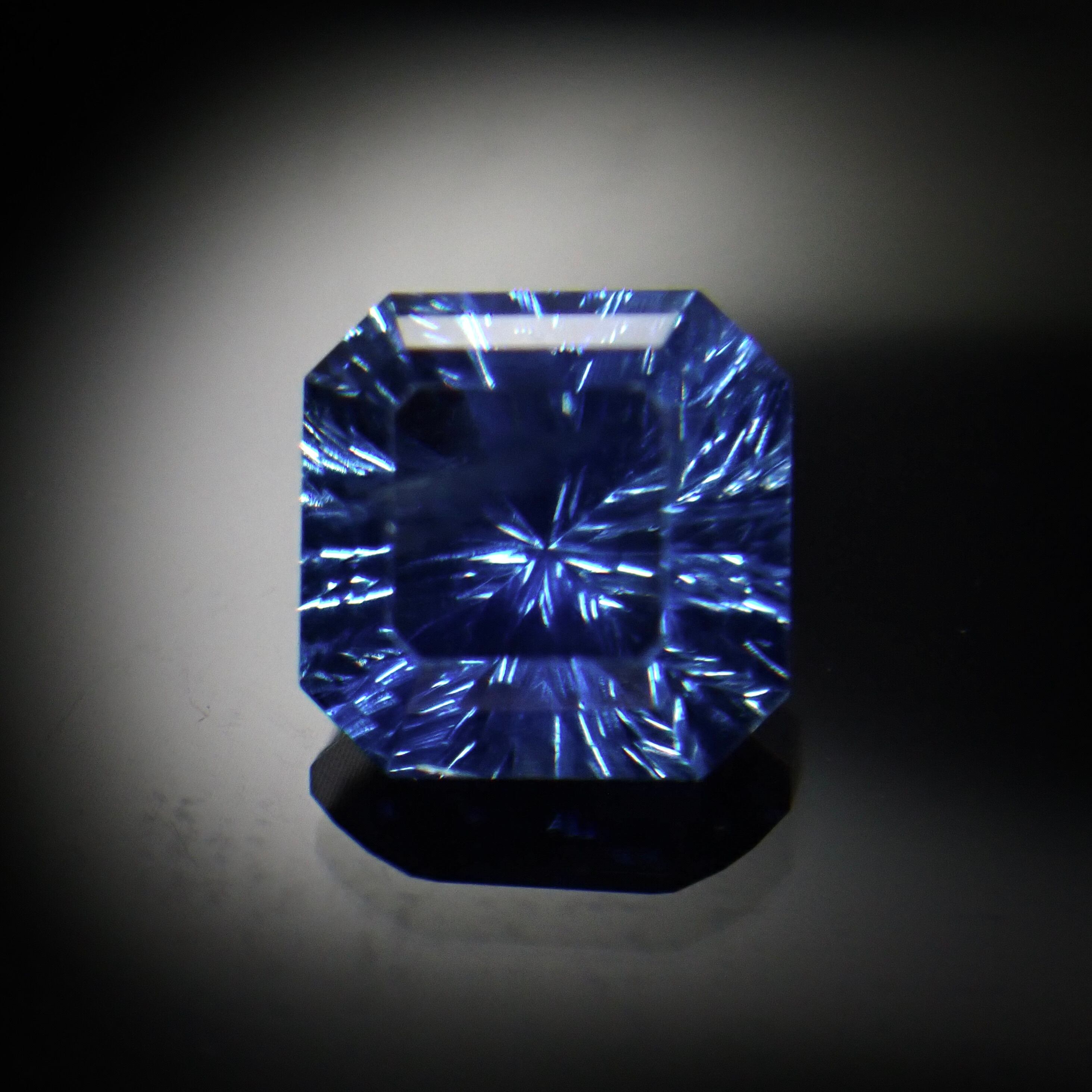 【Radiant Kiriko Cut™️】神秘的に輝く青の魔法　1.08ct 天然ブルーサファイア