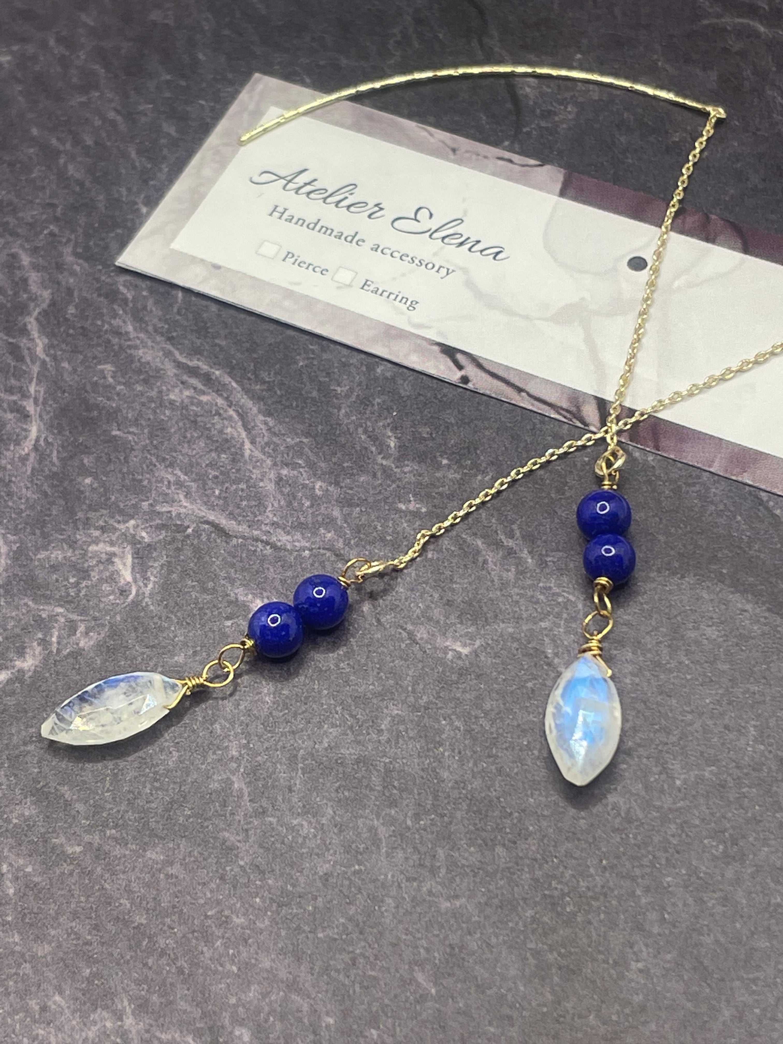 ブルーシラー抜群の大粒ラブラドライトカービングのしゃらしゃらピアス