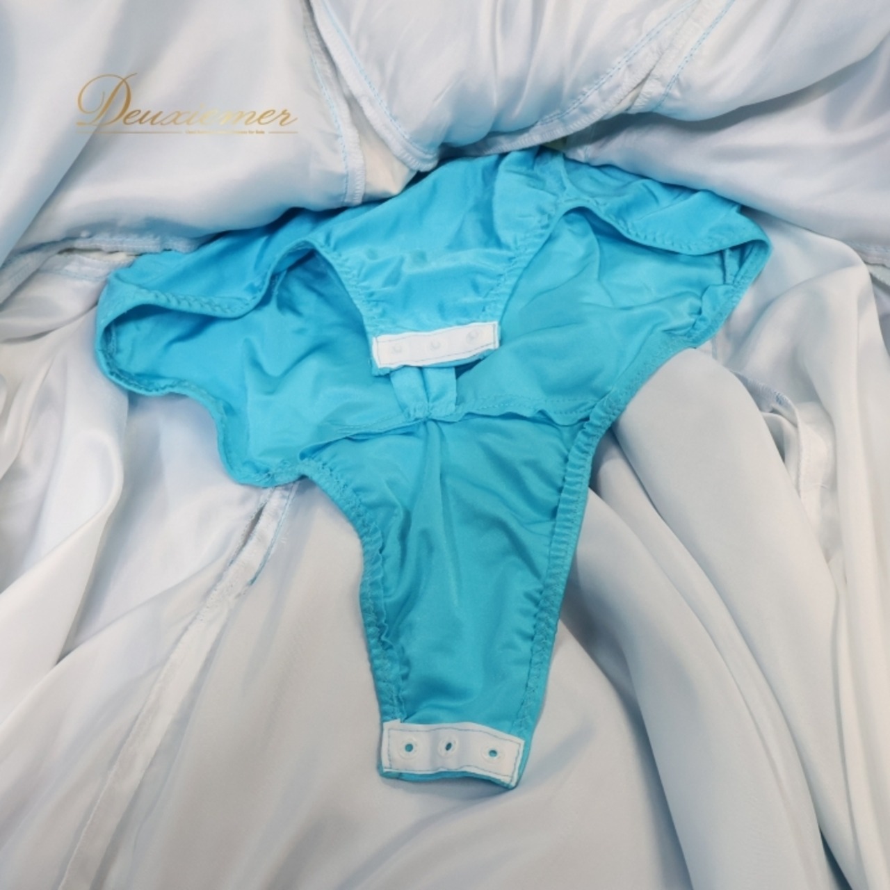 社交ダンス 衣装 スタンダードドレス ドレス ワンピース スタンダード フロート フリル ベロア 水色 デモ 競技 ダンス パーティ 発表会 レース 豪華 綺麗 ブルー系 フロア映え スカート 重ね フワフワ 舞う エレガント 女性用 競技用ダンス衣装 発表会衣装 おしゃれ パーティードレス ステージ衣装