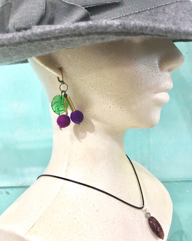 Item490 森の中で見つけたすみれ色と紫の実のイヤリング Or ピアス Coloreshop Item490 森の中で見つけたすみれ色と紫の実のイヤリング Or ピアス Coloreshop