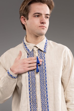 ウクライナ刺繍ヴィシヴァンカ　クロスステッチ手刺繍　Lサイズ　メンズ