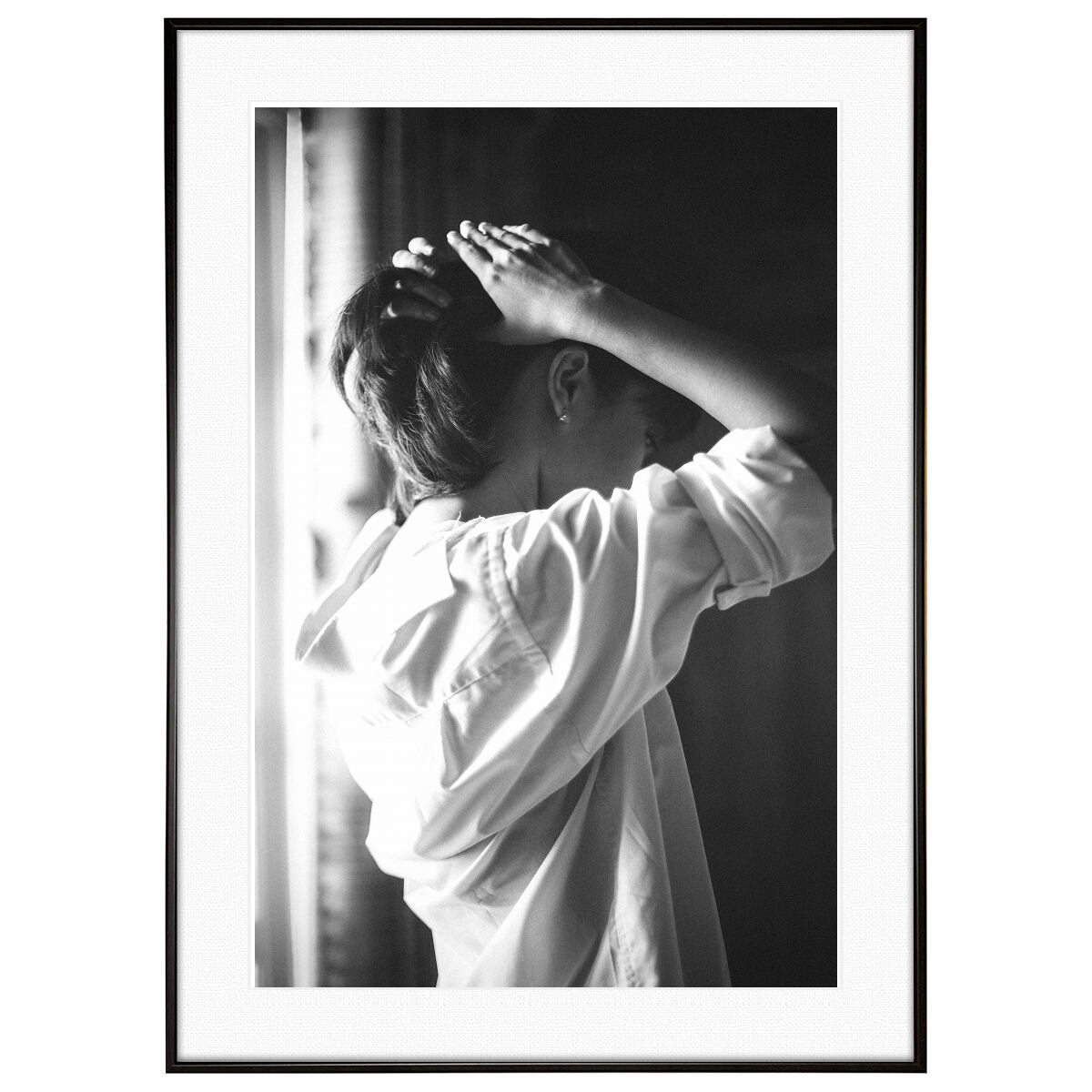 人物写真 髪をまとめる女性 インテリアモノクロアートポスター額装 AS2359